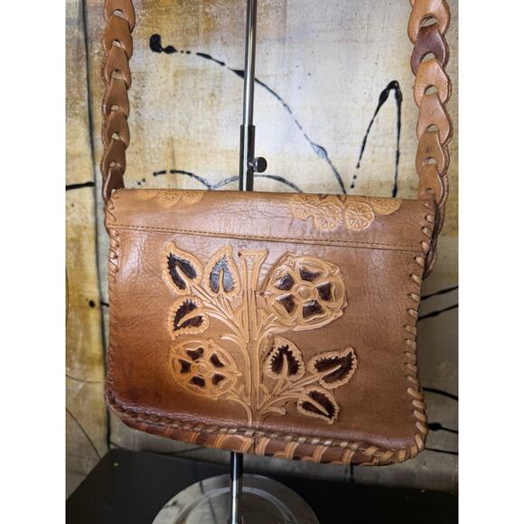 Rising sun hand-tooled leather crossbody bag with a floral pattern - Picture 11 of 12